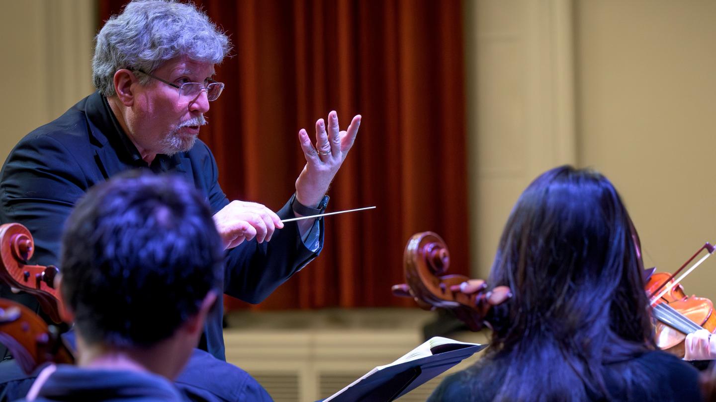 Orlando Pandolfi conducting the orchestra