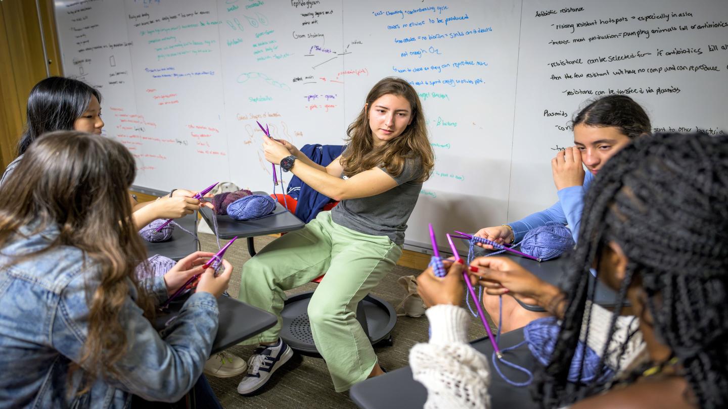 Students learned how to knit with the help of the SPS Knitting Club.